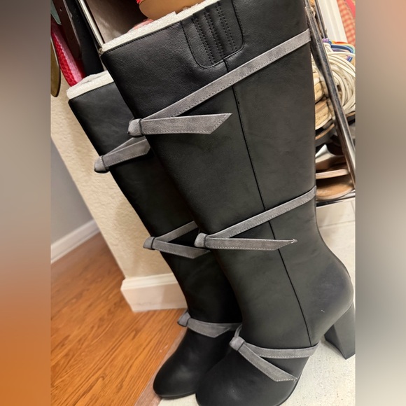 Black Knee-High Bow Boots - Picture 2 of 6